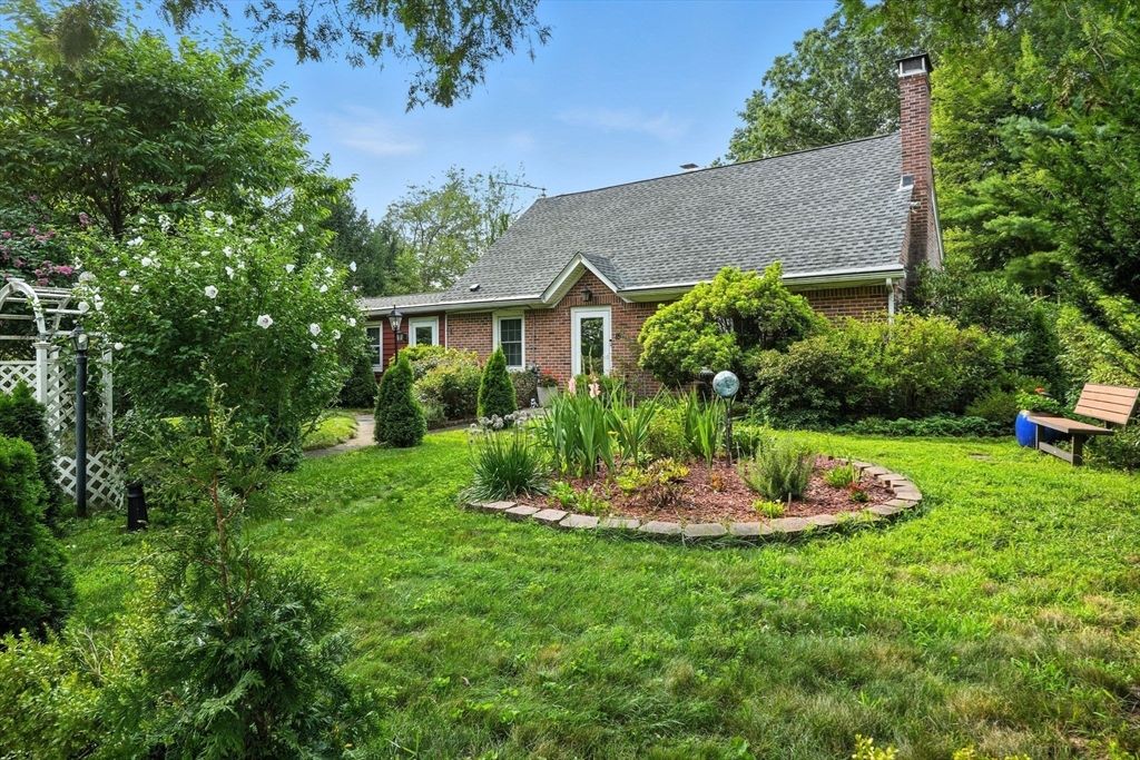 15 Purves St, East Longmeadow, MA 01028