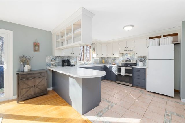 9 Kenny Dr, Warren, RI 02885