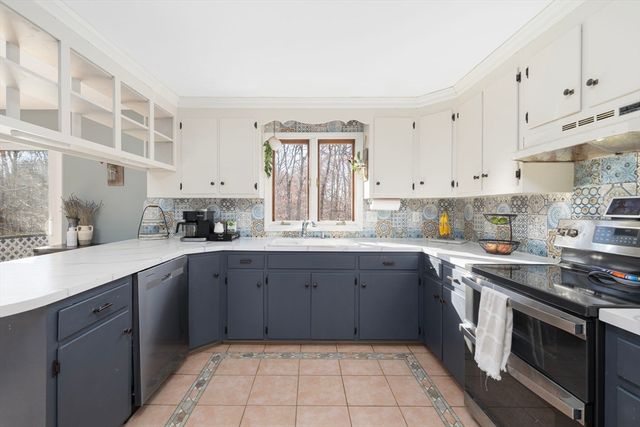 9 Kenny Dr, Warren, RI 02885