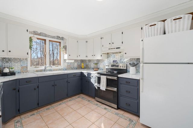 9 Kenny Dr, Warren, RI 02885