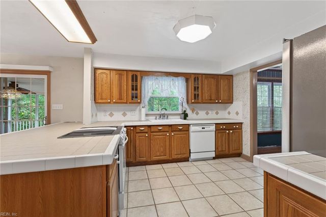 2717 N Elizabeth Harbor DR, Chesapeake, VA 23321