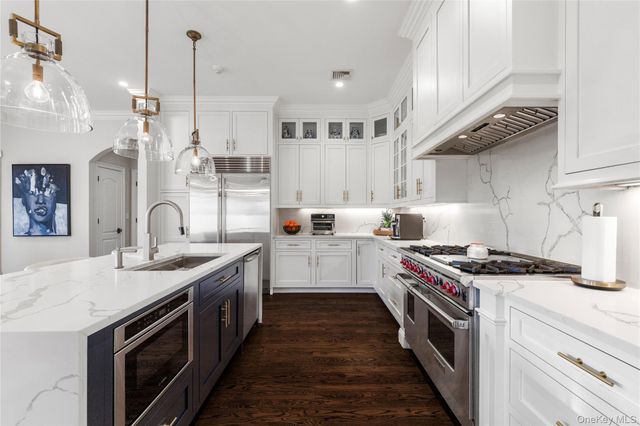 9 Brittany Lane, New Rochelle, NY 10805