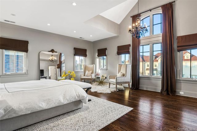 9 Brittany Lane, New Rochelle, NY 10805