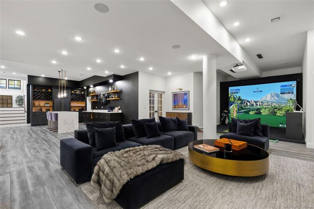 9 Brittany Lane, New Rochelle, NY 10805