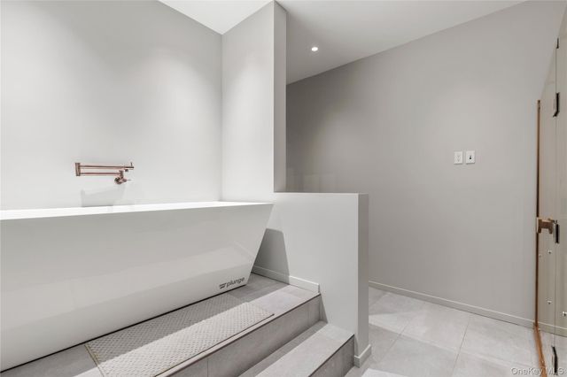 9 Brittany Lane, New Rochelle, NY 10805