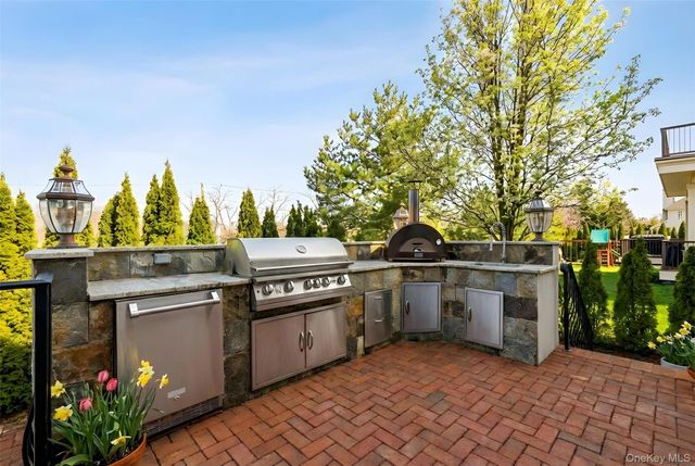 9 Brittany Lane, New Rochelle, NY 10805