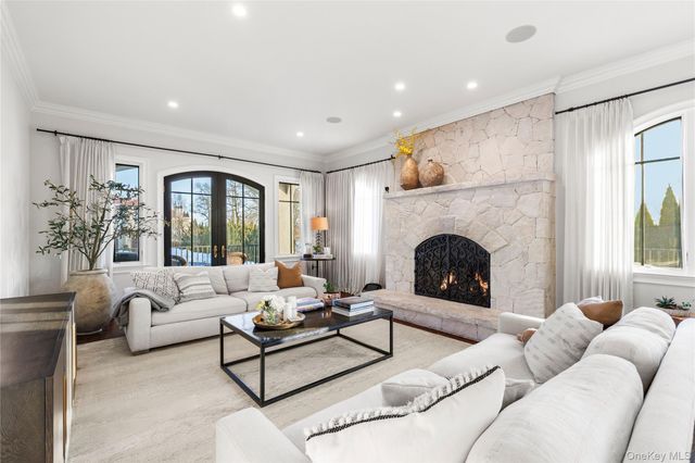 9 Brittany Lane, New Rochelle, NY 10805