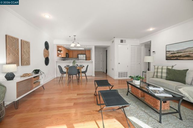 2550 Oak Rd. 108, Walnut Creek, CA 94597