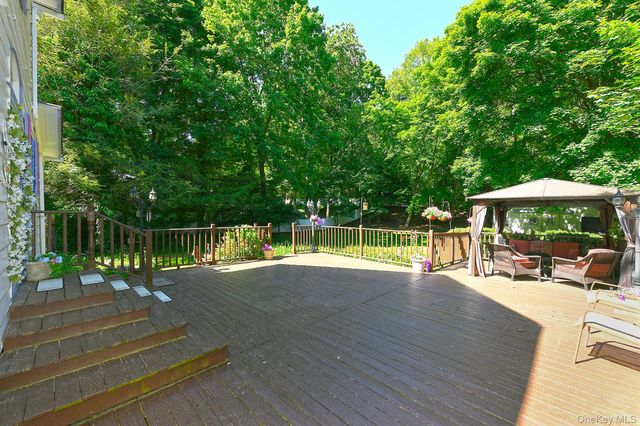 277 Vernon Valley Road, Northport, NY 11768