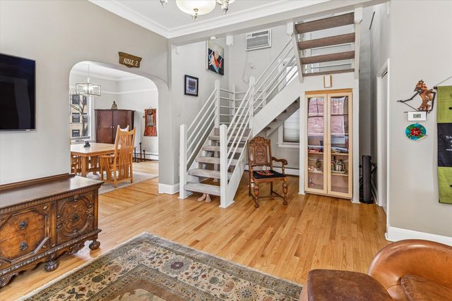 3135 N Seminary Street 1, Chicago, IL 60657