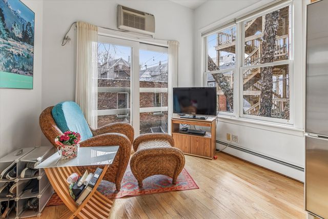 3135 N Seminary Street 1, Chicago, IL 60657