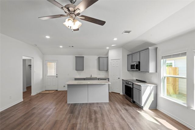 510 Oak Chase Avenue, Dayton, TX 77535