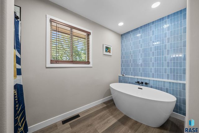 35 N Oak Pl Place, Sioux Falls, SD 57110