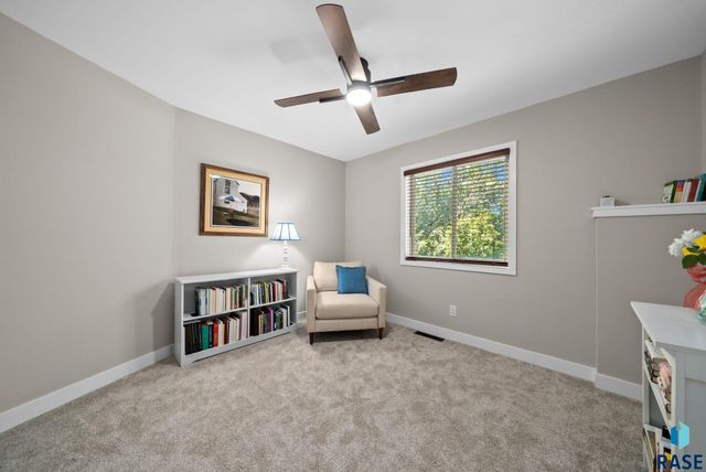 35 N Oak Pl Place, Sioux Falls, SD 57110