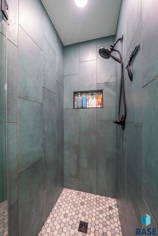 35 N Oak Pl Place, Sioux Falls, SD 57110