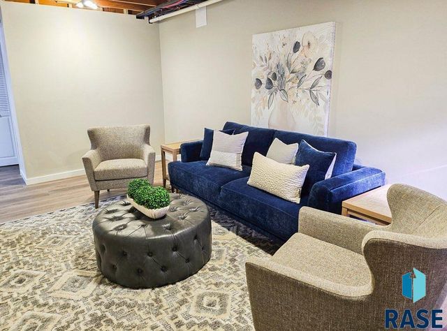 35 N Oak Pl Place, Sioux Falls, SD 57110