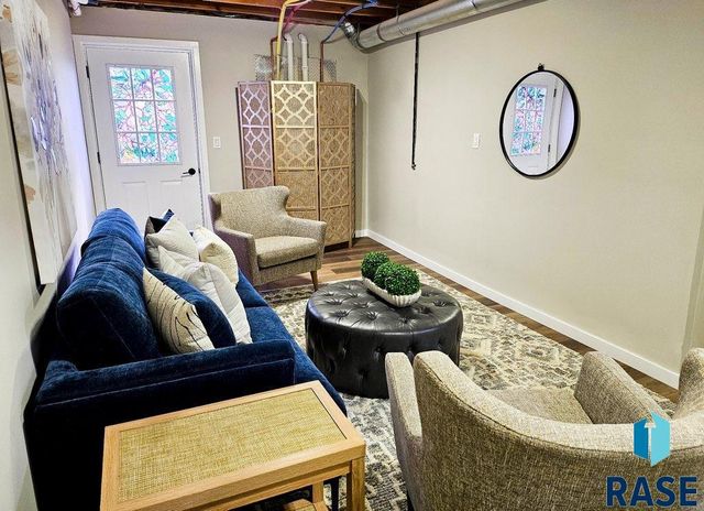 35 N Oak Pl Place, Sioux Falls, SD 57110