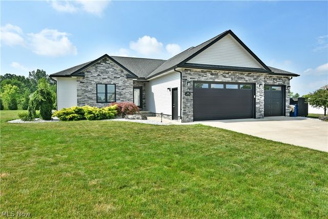4885 Treeline Trail, New Middletown, OH 44442
