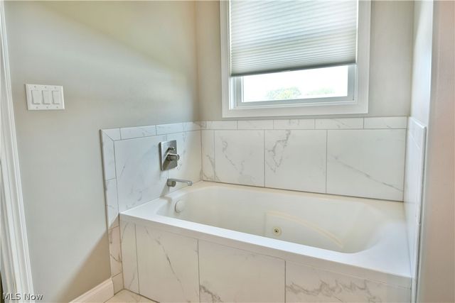 4885 Treeline Trail, New Middletown, OH 44442