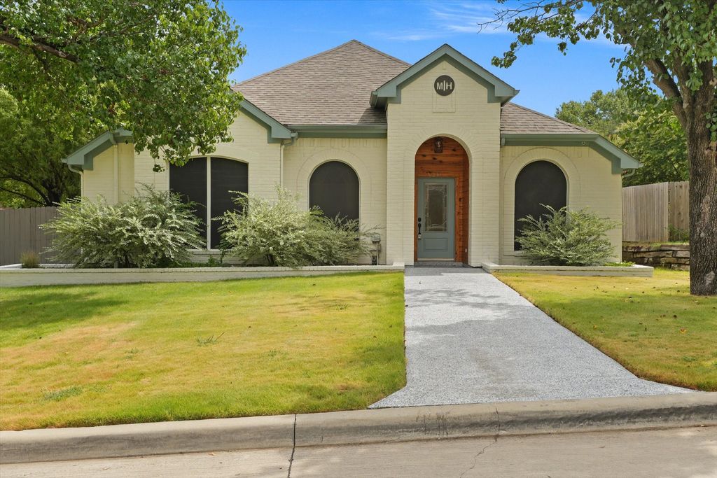 1216 Bold Forbes Drive, Grand Prairie, TX 75052