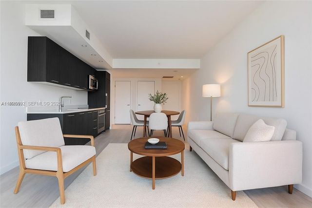 45 SW 9th St 2209, Miami, FL 33130