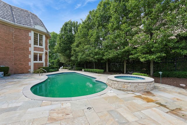 1901 Midwest Club Parkway, Oak Brook, IL 60523