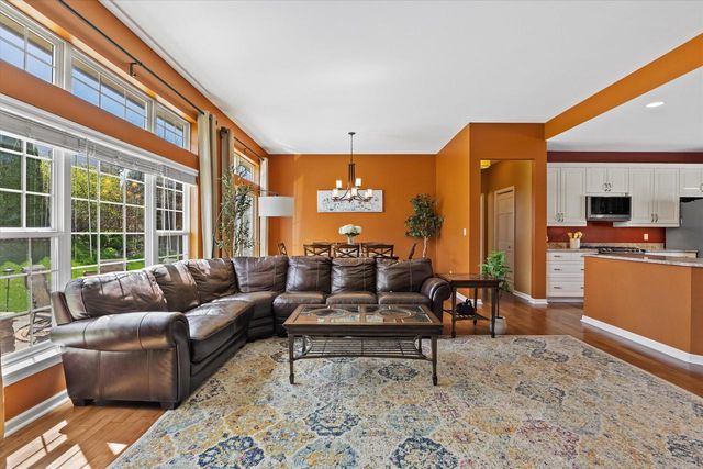 1683 Hunter ROAD, Waukesha, WI 53189