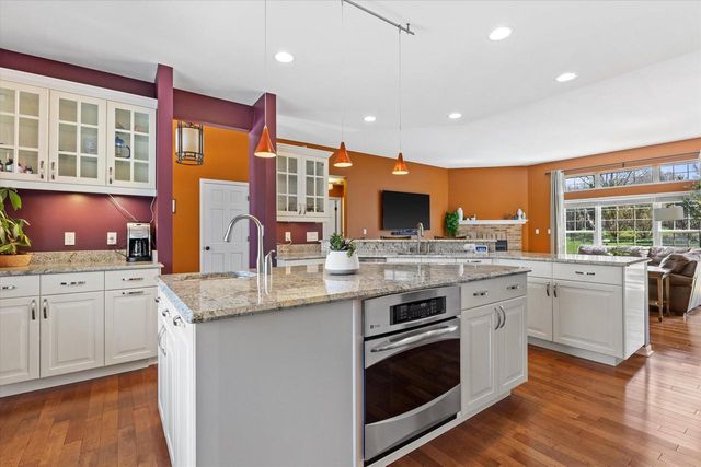 1683 Hunter ROAD, Waukesha, WI 53189