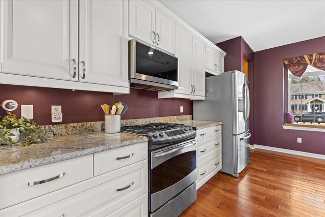 1683 Hunter ROAD, Waukesha, WI 53189