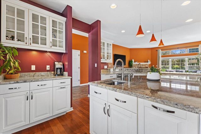 1683 Hunter ROAD, Waukesha, WI 53189