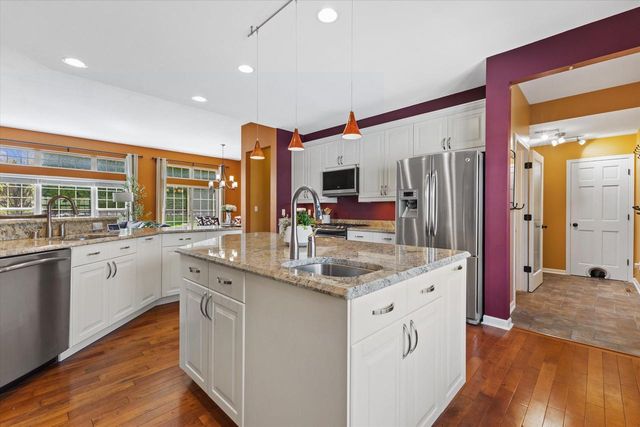 1683 Hunter ROAD, Waukesha, WI 53189