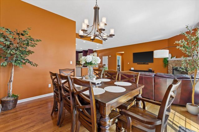 1683 Hunter ROAD, Waukesha, WI 53189