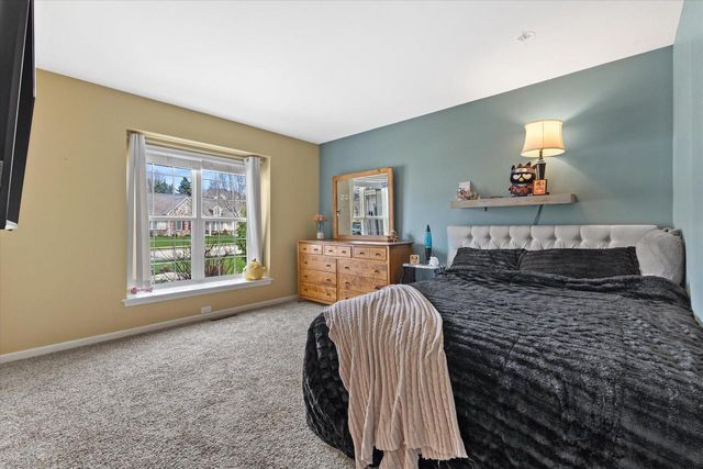 1683 Hunter ROAD, Waukesha, WI 53189