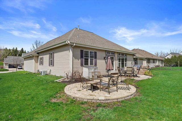 1683 Hunter ROAD, Waukesha, WI 53189