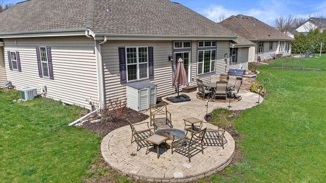 1683 Hunter ROAD, Waukesha, WI 53189