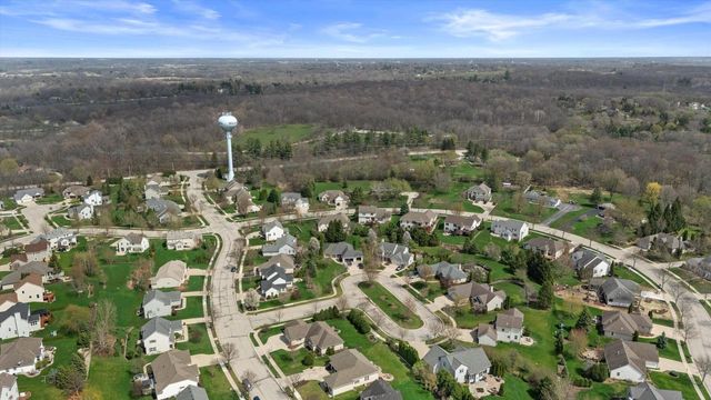 1683 Hunter ROAD, Waukesha, WI 53189
