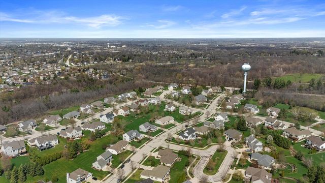1683 Hunter ROAD, Waukesha, WI 53189