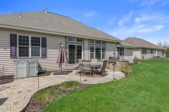 1683 Hunter ROAD, Waukesha, WI 53189