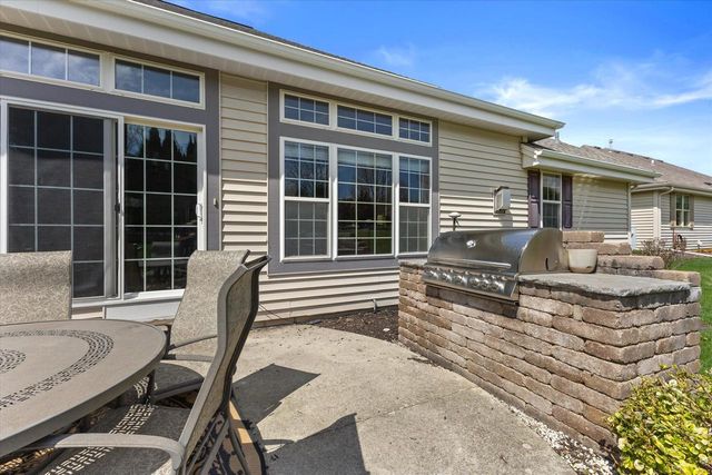 1683 Hunter ROAD, Waukesha, WI 53189