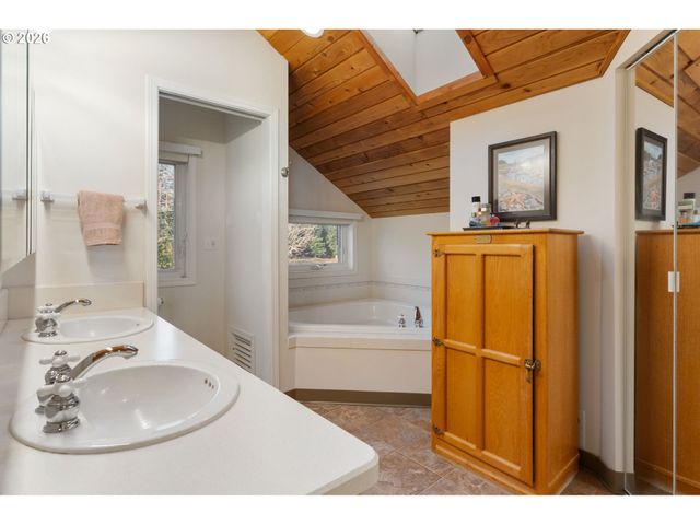 997 BURNT RIDGE Rd, Onalaska, WA 98570