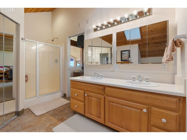 997 BURNT RIDGE Rd, Onalaska, WA 98570