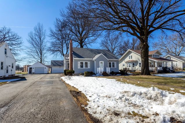 317 W Le Claire Road, Eldridge, IA 52748