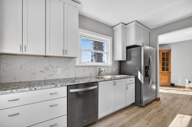 317 W Le Claire Road, Eldridge, IA 52748