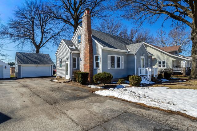 317 W Le Claire Road, Eldridge, IA 52748