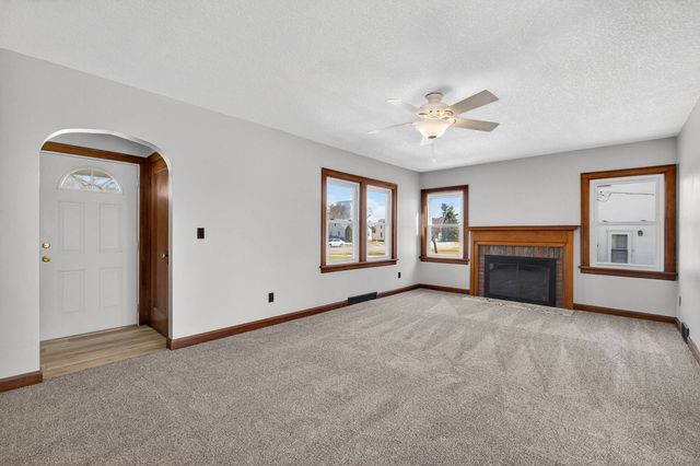 317 W Le Claire Road, Eldridge, IA 52748