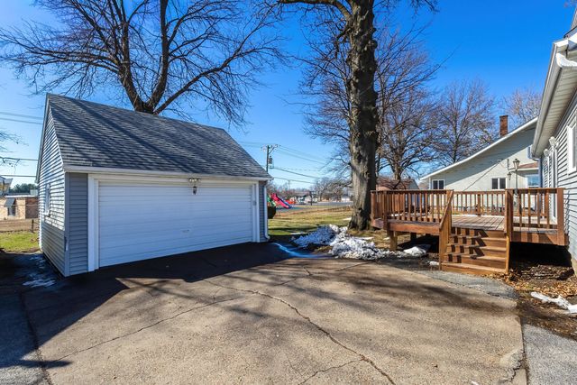 317 W Le Claire Road, Eldridge, IA 52748