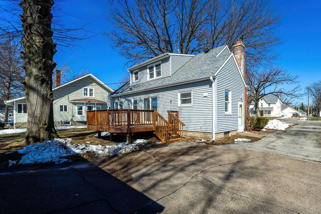 317 W Le Claire Road, Eldridge, IA 52748