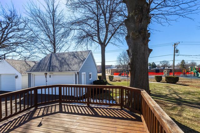 317 W Le Claire Road, Eldridge, IA 52748