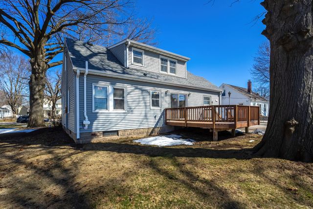 317 W Le Claire Road, Eldridge, IA 52748