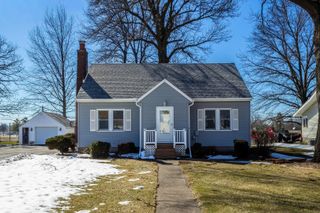 317 W Le Claire Road, Eldridge, IA 52748